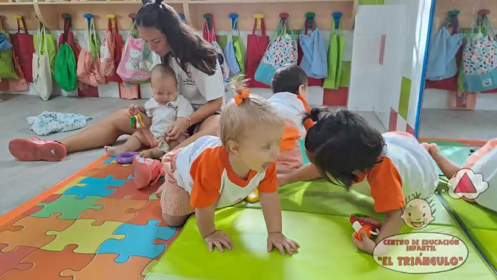 Niños jugando en colchoneta